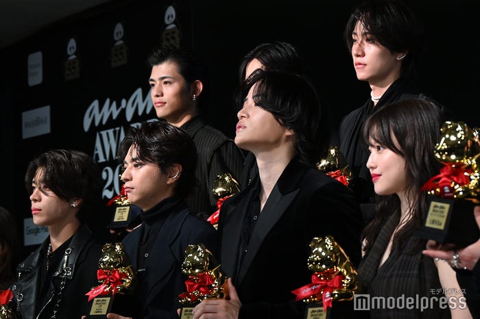 橋本将生に言われた「髪の毛をたらして、顎を上げて、細い目をしたりしてカッコいい」を早速体現する菊池風磨(C)モデルプレス