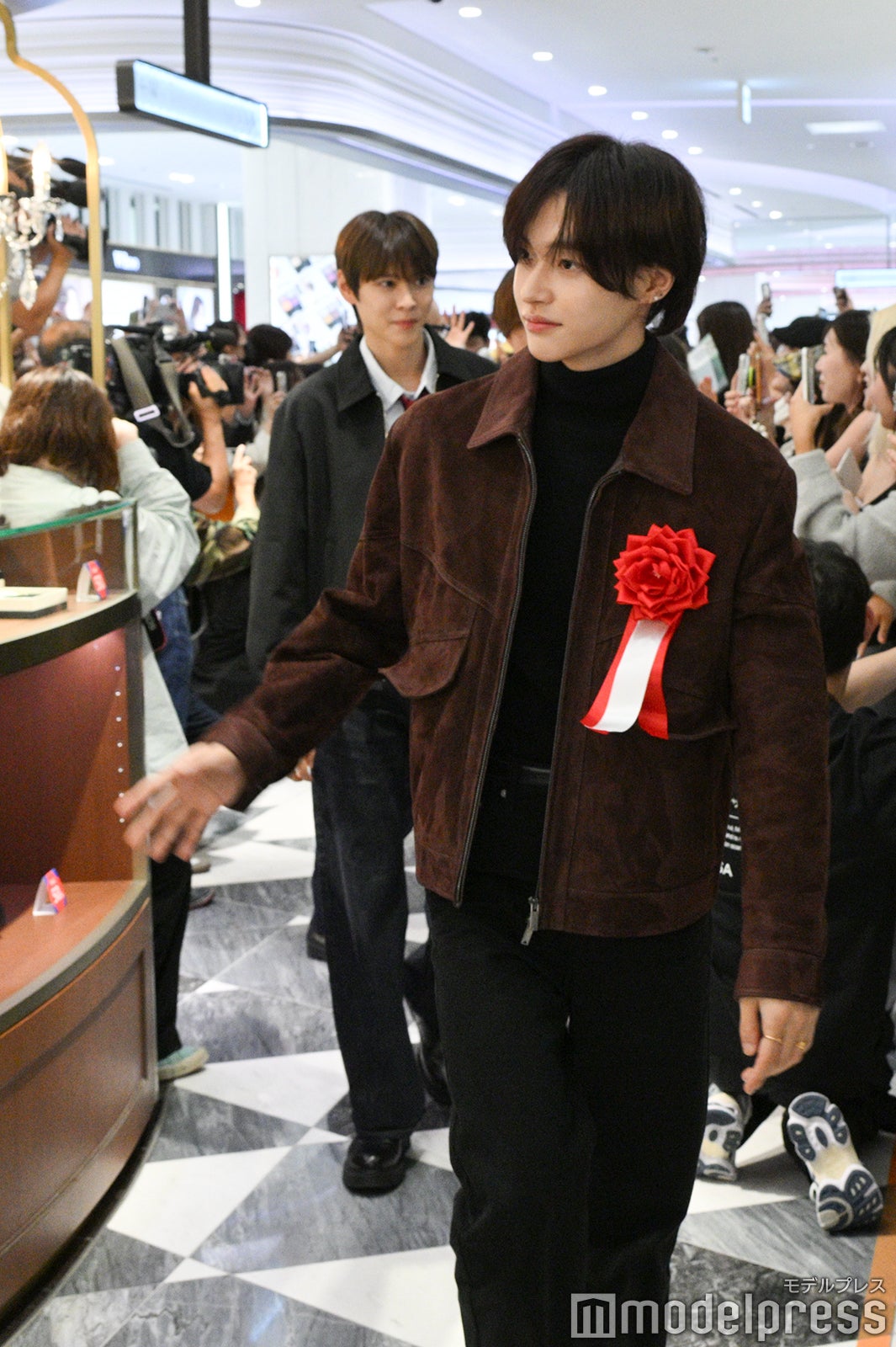 報道陣に手を振るウォンビン（C）モデルプレス