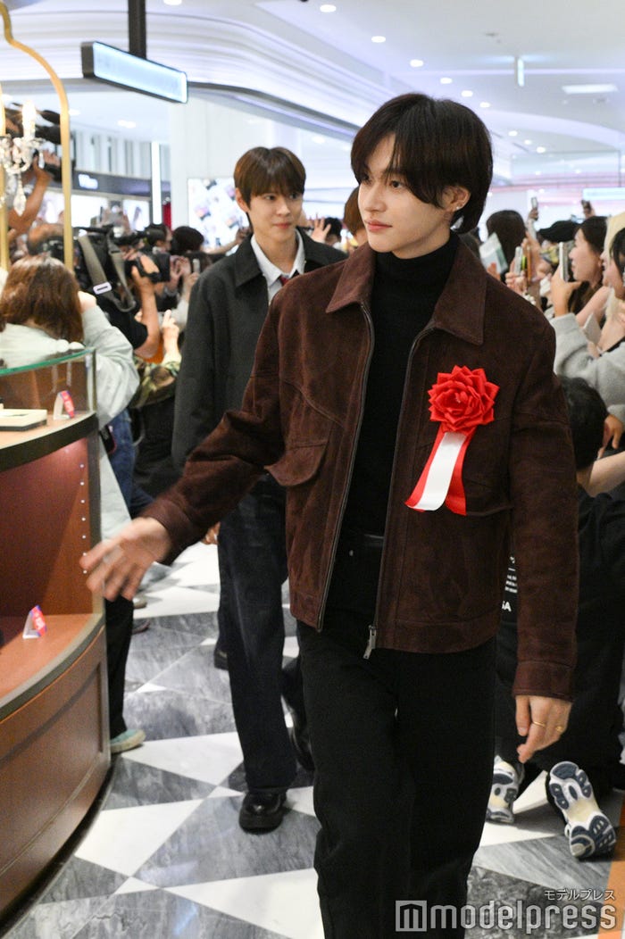 報道陣に手を振るウォンビン(C)モデルプレス