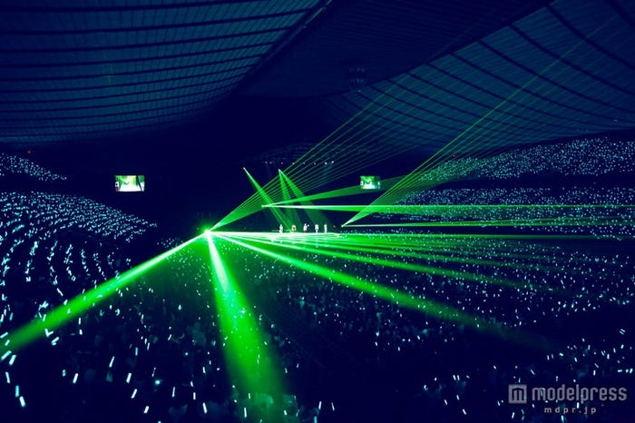 パールアクアグリーンのペンライトの光に埋め尽くされる