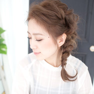 編みおろしアレンジのやり方を解説 結婚式のお呼ばれヘアスタイルにおすすめ モデルプレス 編みおろしアレンジのやり方を解説 結婚式のお呼ばれヘアスタイルにおすすめ モデルプレス