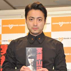 モデルプレス - 山田孝之「身の危険を感じています」ワールド全開に“投げつけたくなる本”アピール
