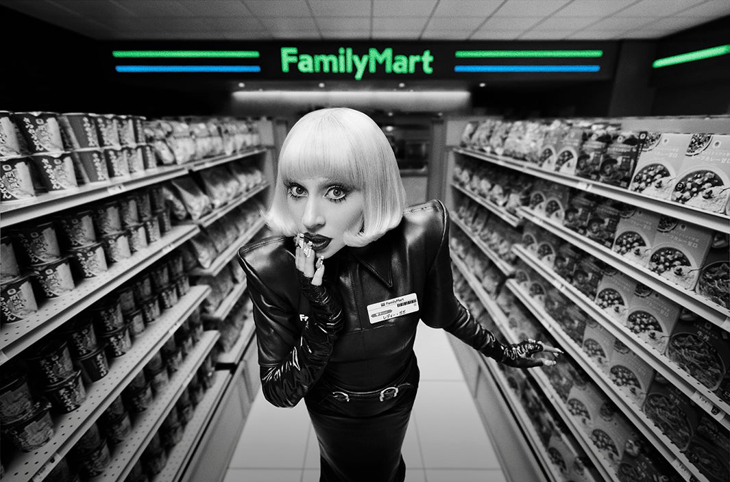 レディー・ガガ、ファミマ新CMでアルバイト姿 レジ打ち・モップかけ等の日常業務「とても刺激的でアーティスティックな経験だった」