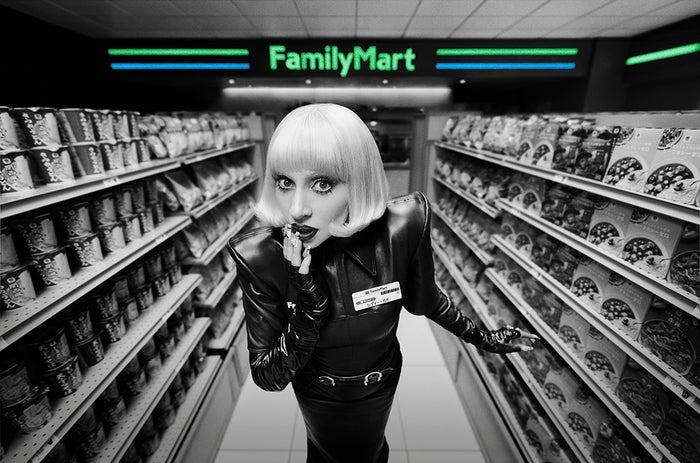 レディー・ガガ／「ファミマではたらく？」篇より（提供写真）