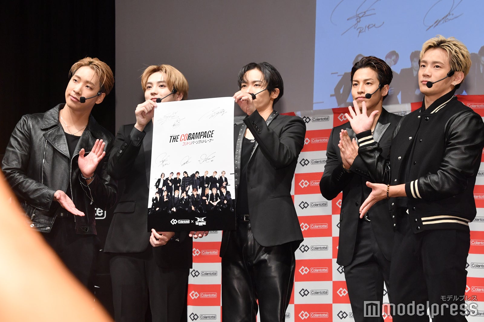 ポスターを見せるTHE RAMPAGE／（左から）陣、吉野北人、川村壱馬、RIKU、浦川翔平（C）モデルプレス