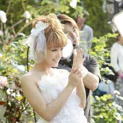 沢井美空1stアルバム「センチメンタル。」のCMで純白の花嫁姿を披露した鈴木奈々