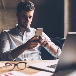 「返信するのやめよ…」女性からのLINEを既読無視する男性心理4つ