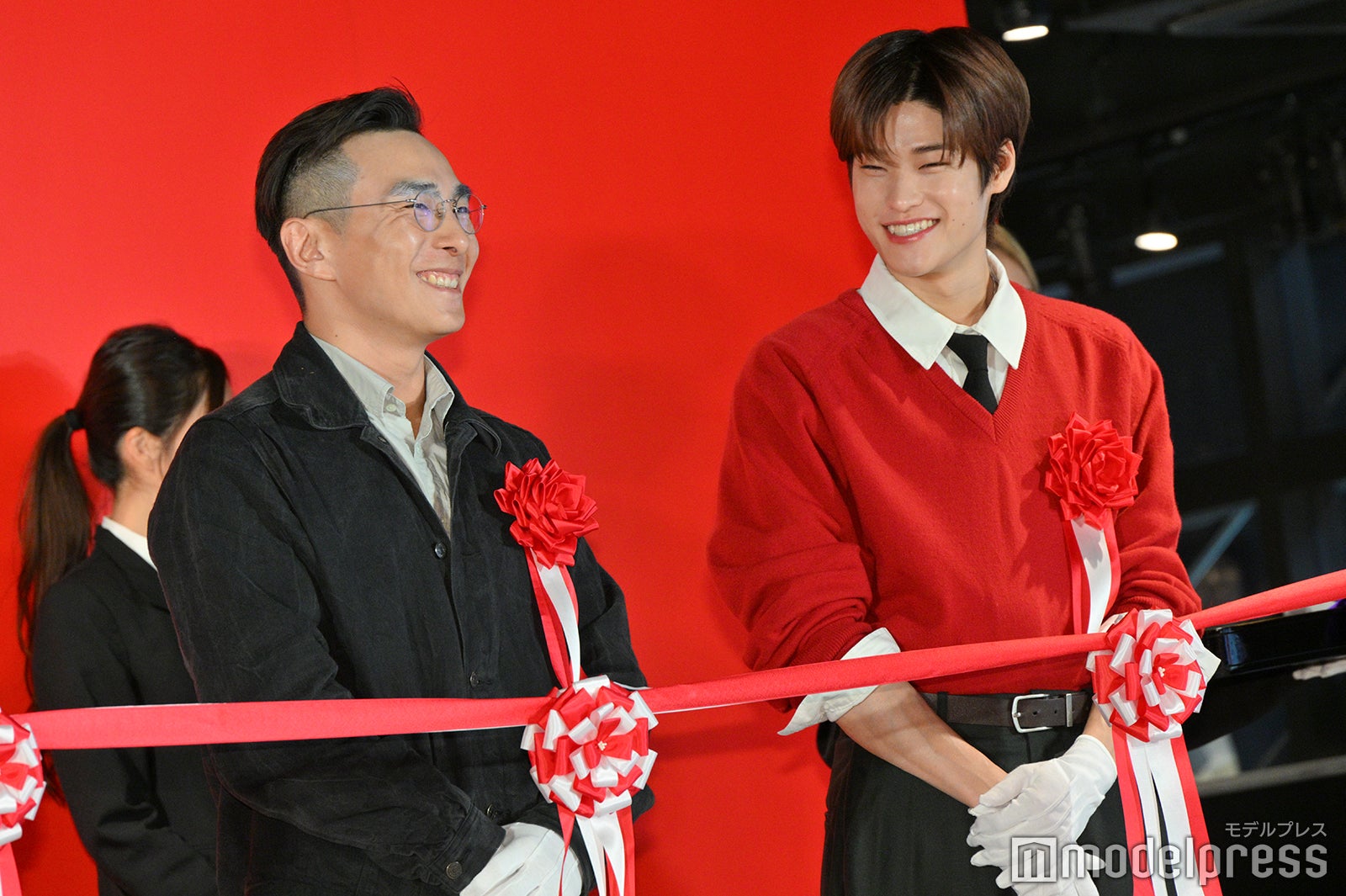 笑顔で会話を交わすソヒ（右）（C）モデルプレス