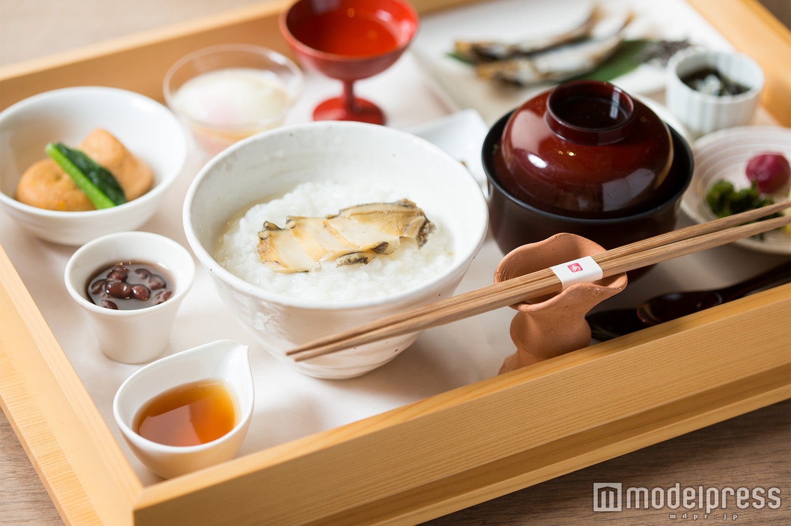 御饌の朝かゆ1,200円～、写真は御饌の朝かゆ 鮑（あわび）2,000円（C）モデルプレス