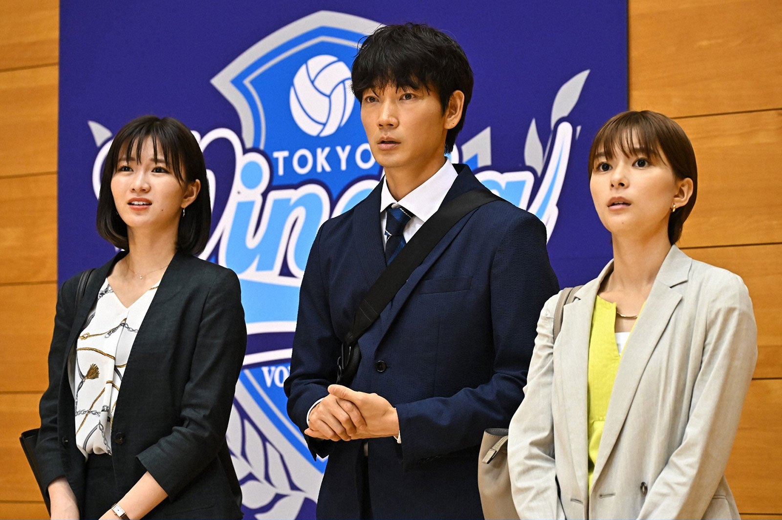 （左から）岡崎紗絵、綾野剛、芳根京子／「オールドルーキー」第8話より（C）TBS