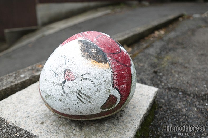 福石猫の数は1000個近くにのぼる、じっくり探してみると意外な所で見つかる楽しみも