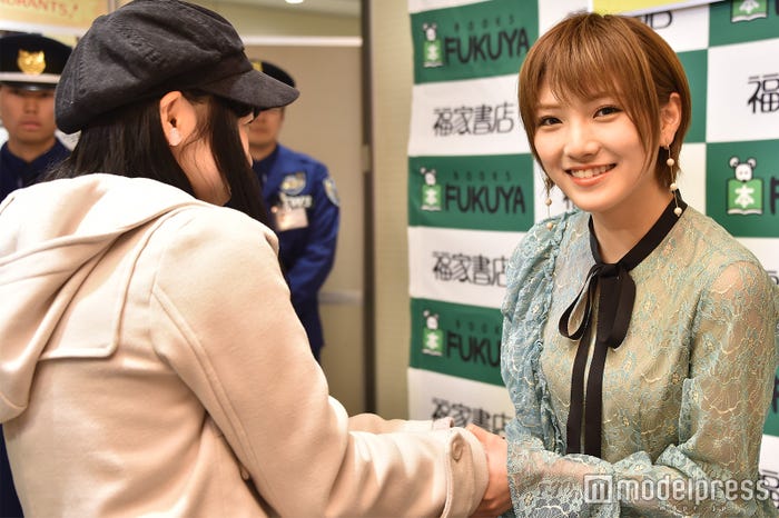 ファンと握手/岡田奈々(C)モデルプレス