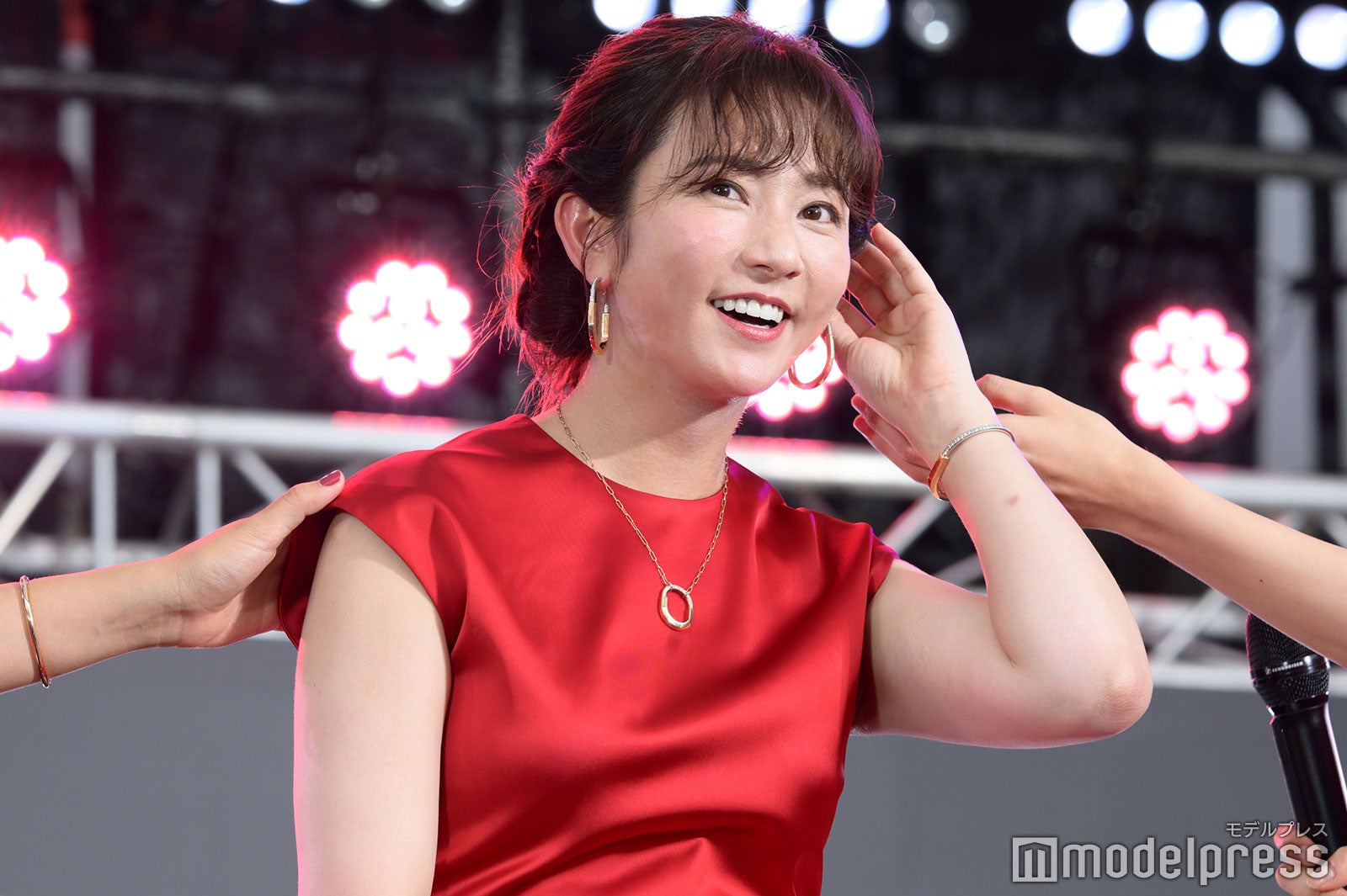 カナブンが肩に止まってしまった木村文乃（C）モデルプレス