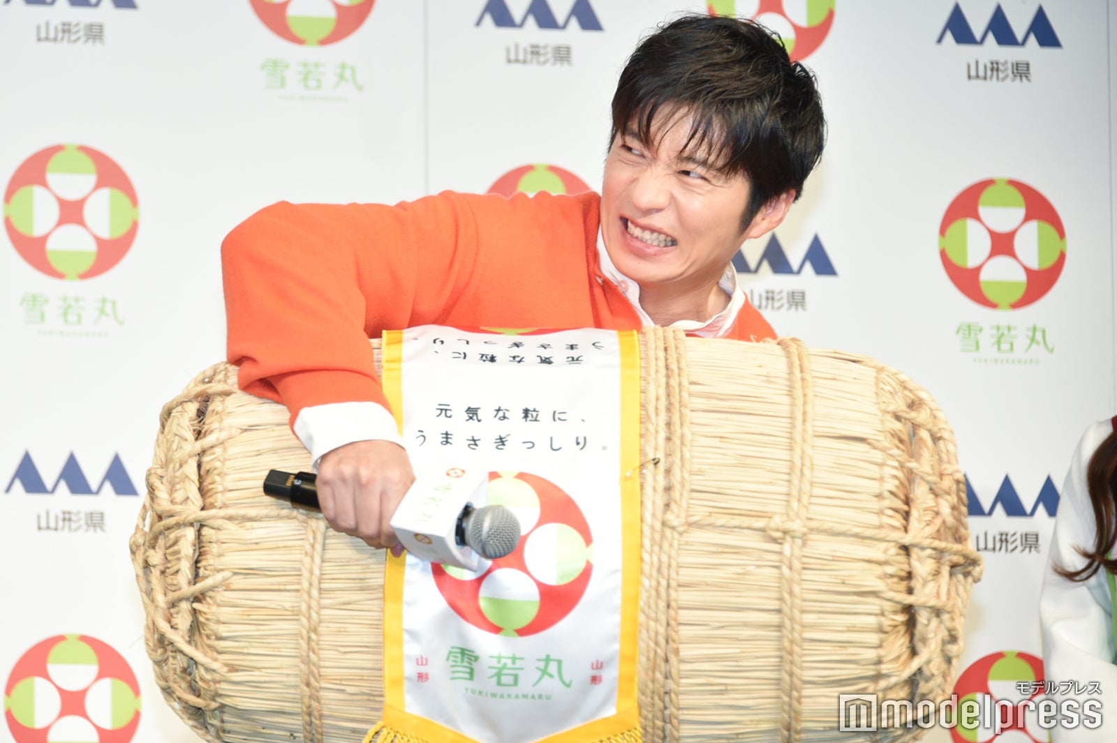 米俵を重そうに抱える田中圭（C）モデルプレス