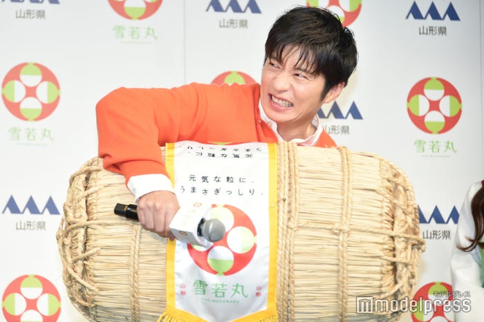 米俵を重そうに抱える田中圭(C)モデルプレス