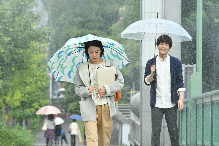 菅野美穂、岩田剛典/「砂の塔~知りすぎた隣人」第3話より(C)TBS