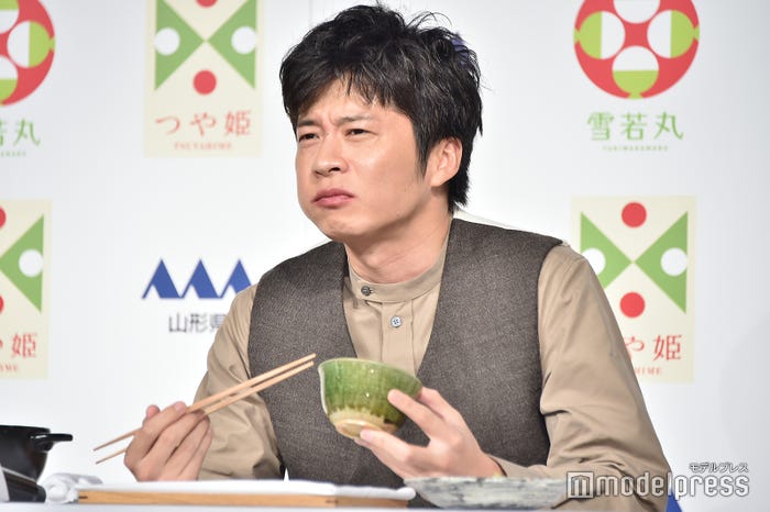 会見でモリモリ食べる田中圭(C)モデルプレス