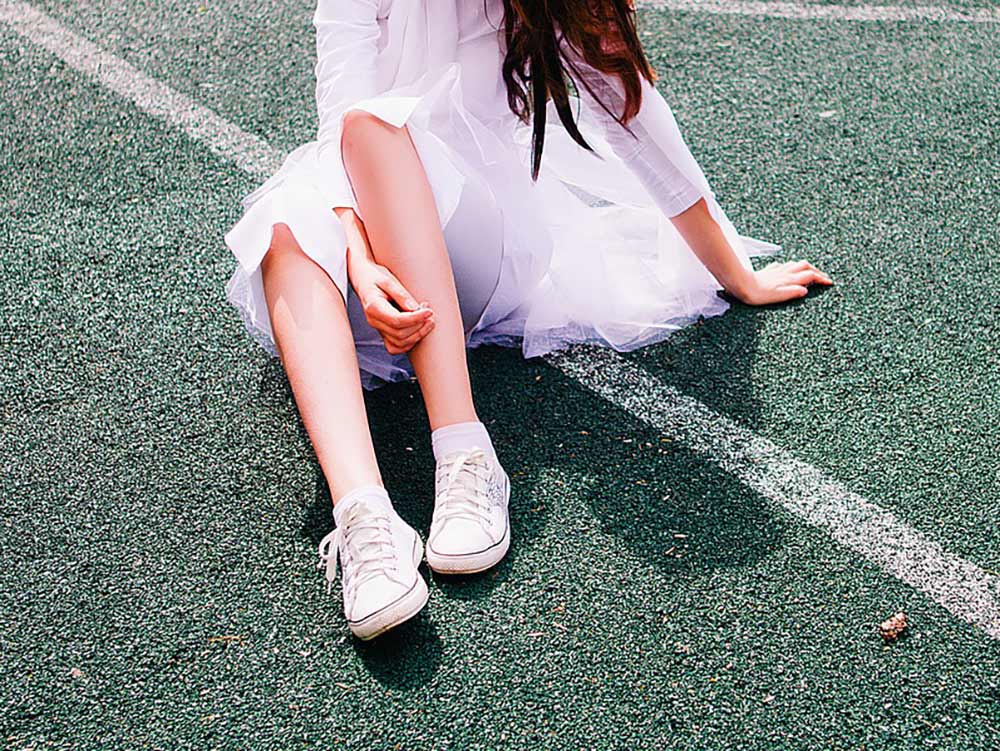 斜め座りの女性