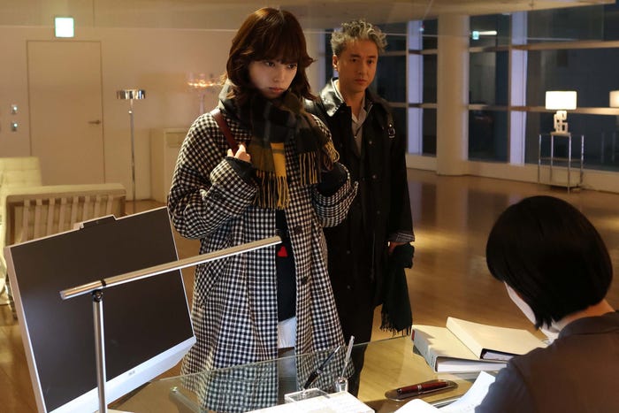 平手友梨奈、ムロツヨシ、江口のりこ「うちの弁護士は手がかかる」第11話より(C)フジテレビ