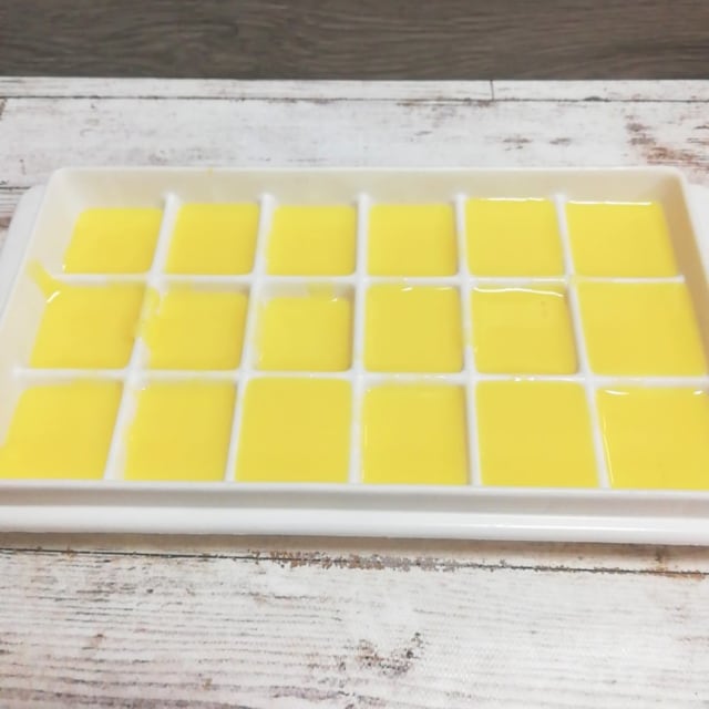 業務スーパーのカスタードプリンを製氷皿に入れて冷凍保存