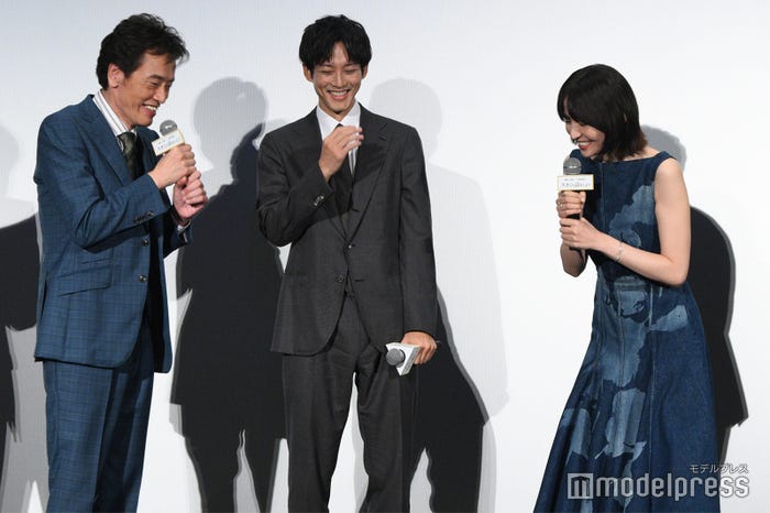 遠藤憲一を「憲一」呼びする長澤まさみ(右)、真ん中で一歩引いて微笑む松坂桃李(C)モデルプレス