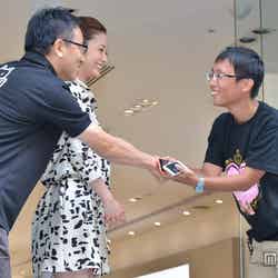 （左から）ソフトバンクモバイル代表取締役副社長・宮内謙氏、ソフトバンク新iPhone第一購入者、上戸彩