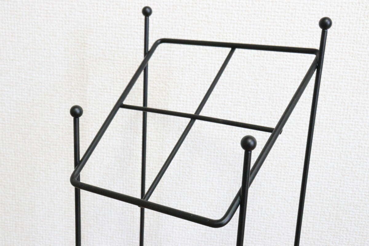 ダイソーの傘スタンドは四隅に折りたたみ傘を掛けて収納できる