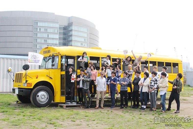 豪華メンバーが集まりバスで撮影が行われた