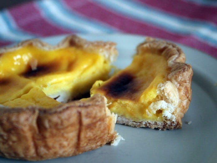 カスタードの濃厚な黄色に、こんがりとした焼き色が映えます