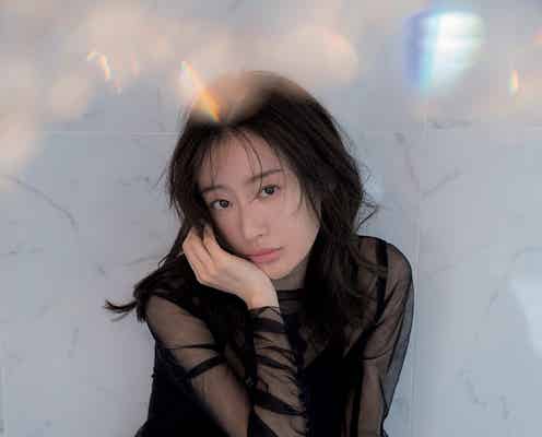 松本まりか、スラリ美脚&素肌で魅了