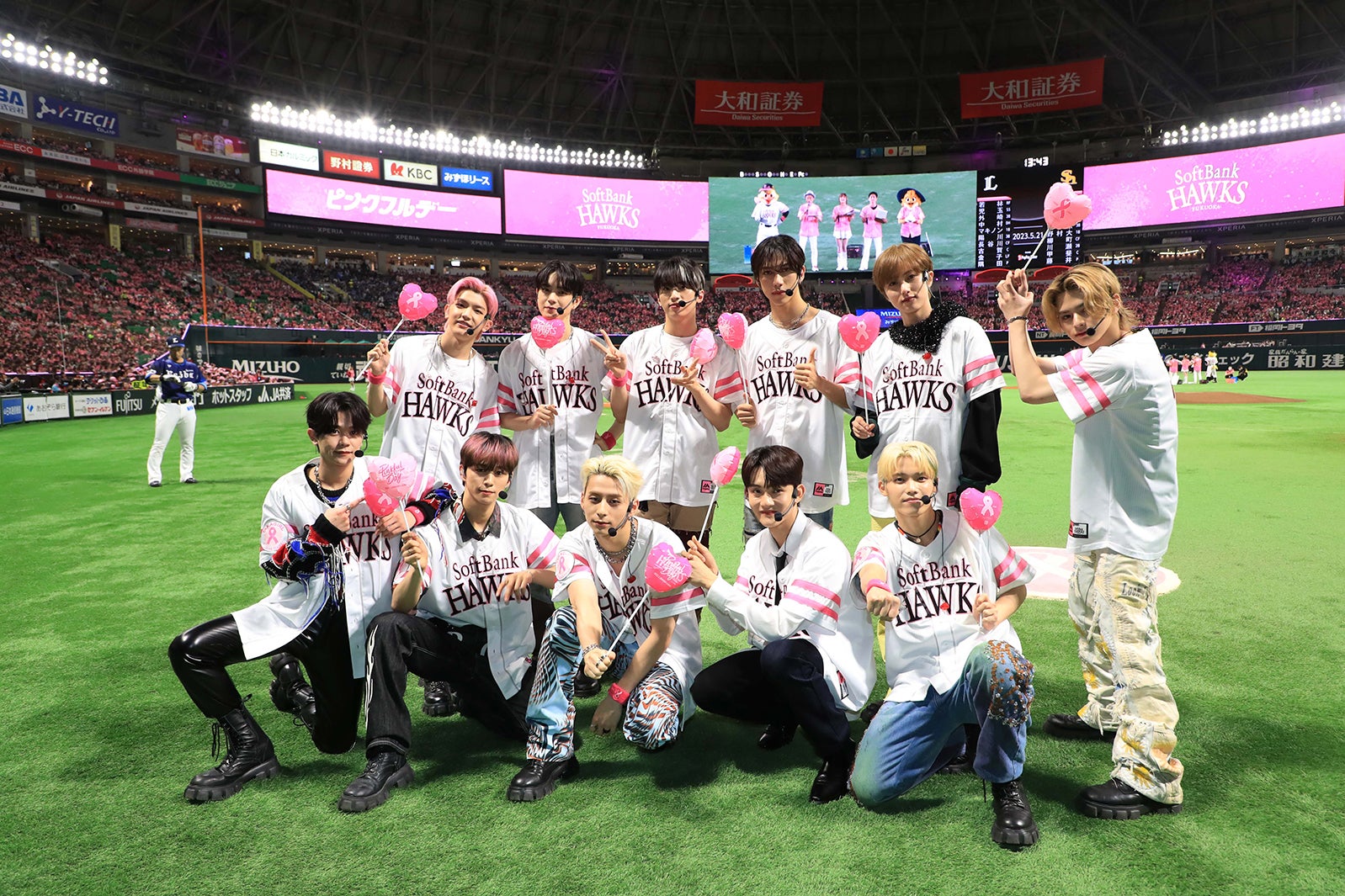 INI、観客4万人の前で新曲「FANFARE」披露 池崎理人は初の始球式で拍手喝采