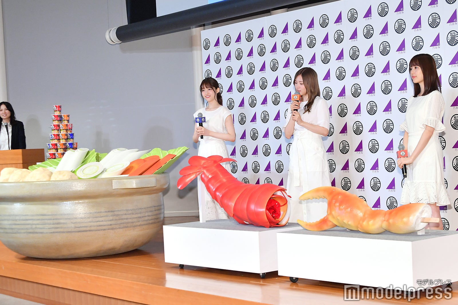 CMで使用された鍋、エビ、カニたちと対面した松村沙友理、白石麻衣、生田絵梨花 （C）モデルプレス