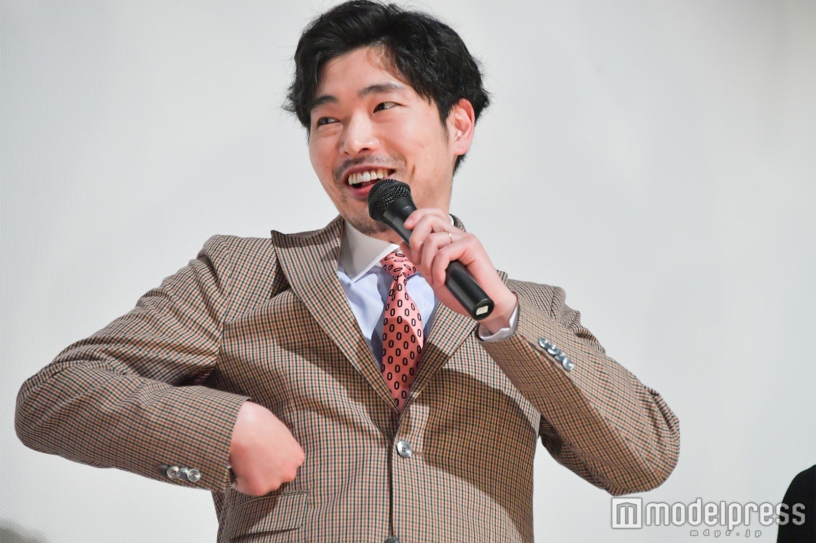 女性用下着をつけた感想を楽しそうに身振り手振りで話す柄本佑 （C）モデルプレス