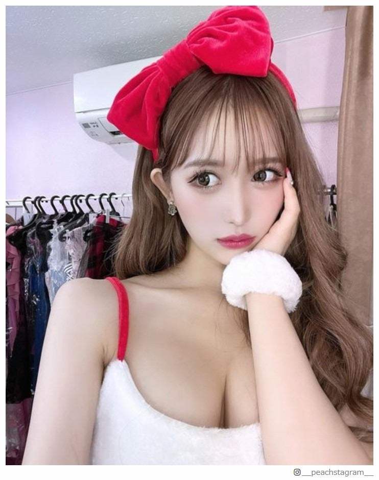 伊藤桃々、美バストちらりサンタコス姿に絶賛の声「安定の可愛さ」