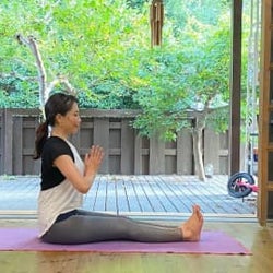 座ったついでに腹筋強化!すっきりお腹を目指すヨガポーズ