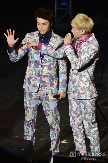 ファンにダンスをレクチャーするドンヘ、ウニョク