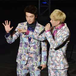 ファンにダンスをレクチャーするドンヘ、ウニョク