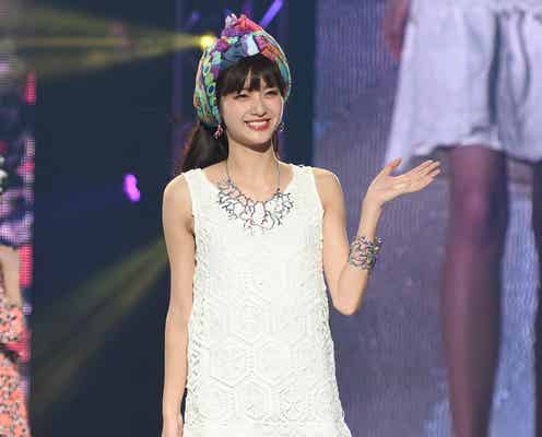 新川優愛、レースワンピでヘルシー美脚あらわ 個性派小物使いで魅せる<神コレ2016S/S>