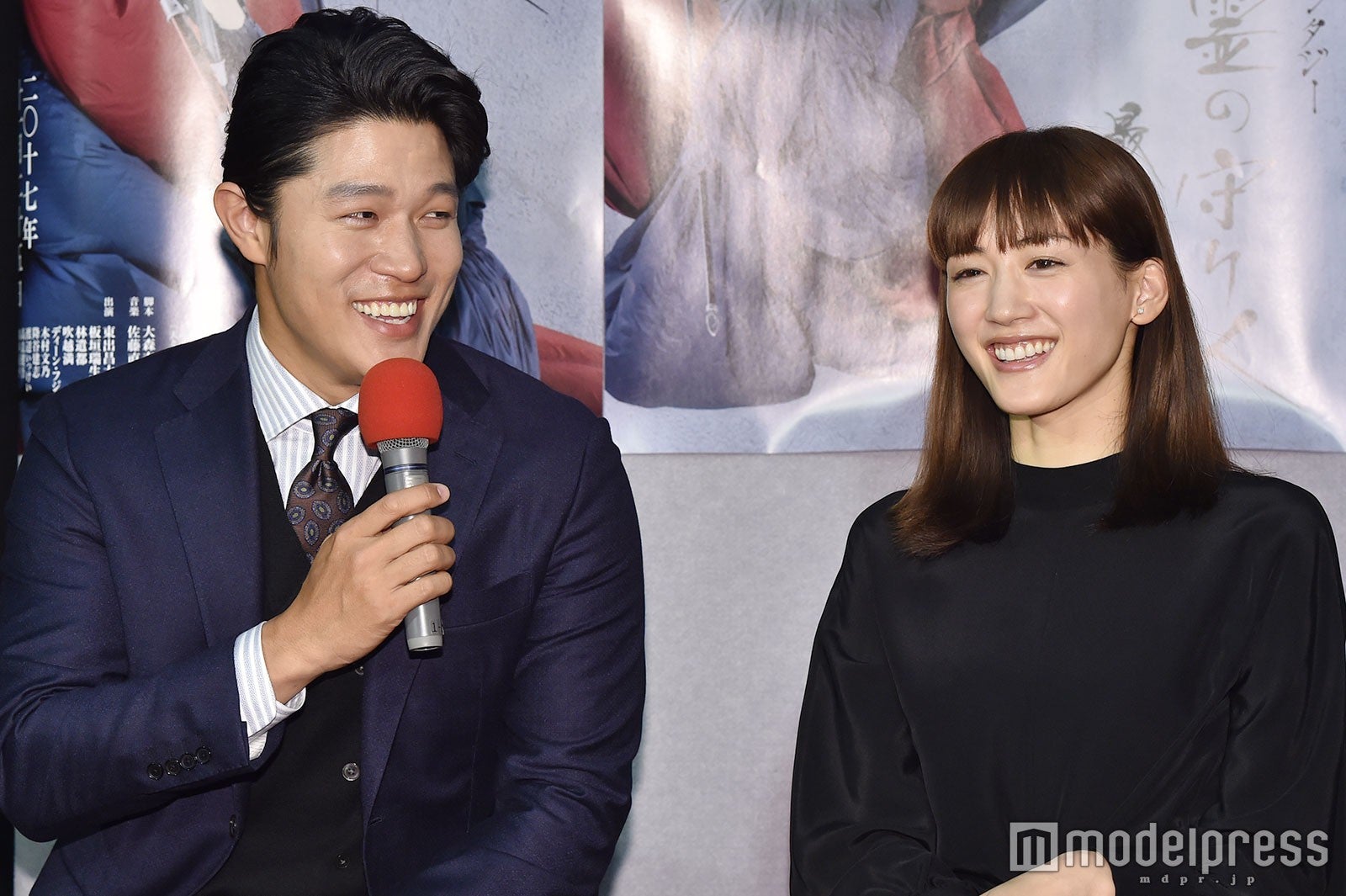 鈴木亮平、綾瀬はるか （C）モデルプレス