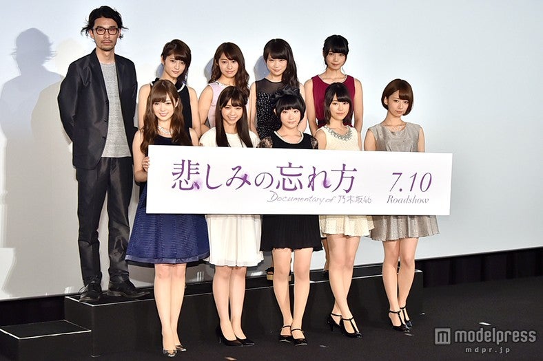 乃木坂46（前列左から）白石麻衣、西野七瀬、生駒里奈、生田絵梨花、橋本奈々未（後列左から）若月佑美、桜井玲香、秋元真夏、深川麻衣（後列左端）丸山健志監督