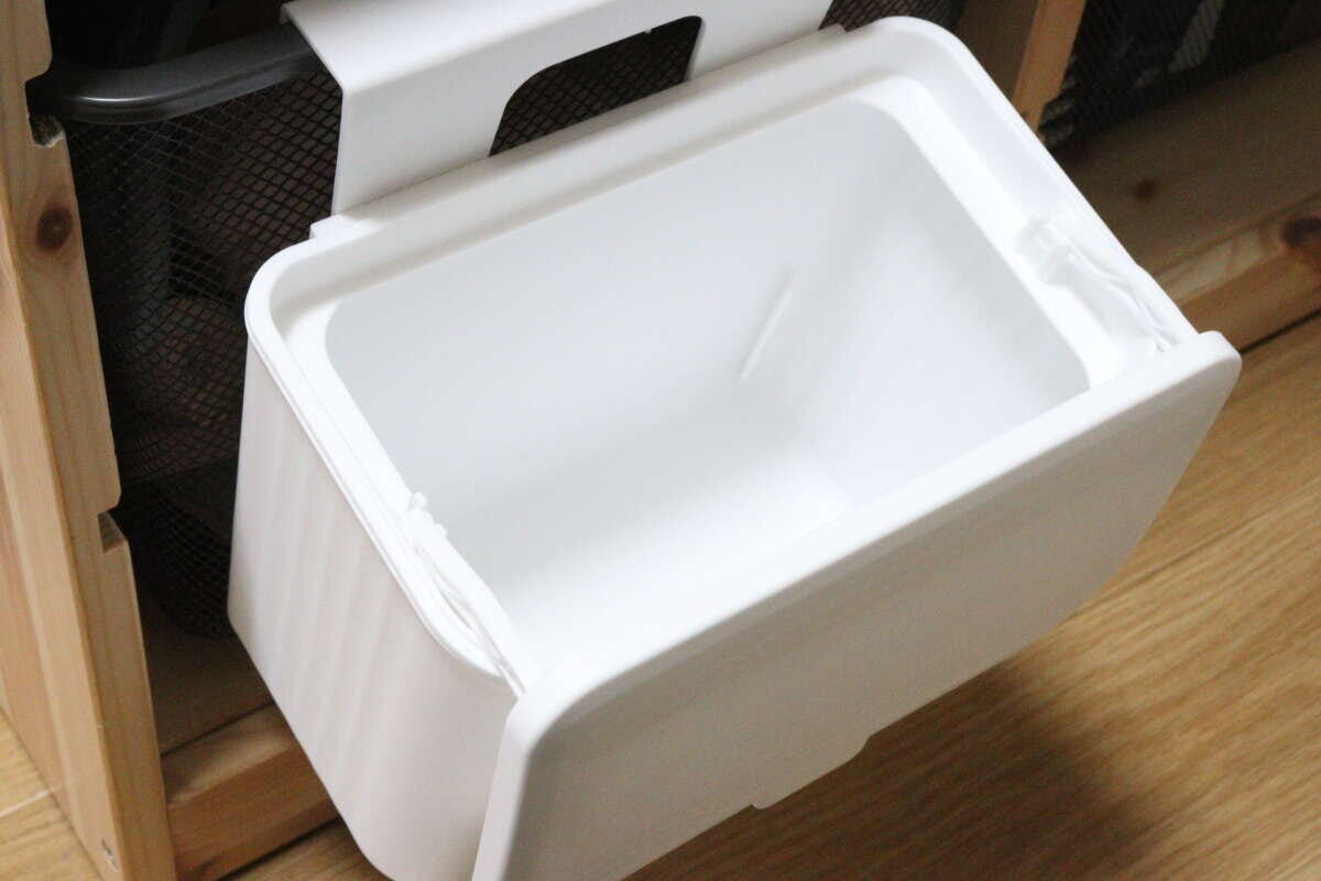 扉や引き出しに掛けられるフタ付ゴミ箱 蓋開閉 扉や引き出しに掛けられるフタ付ゴミ箱 蓋開閉
