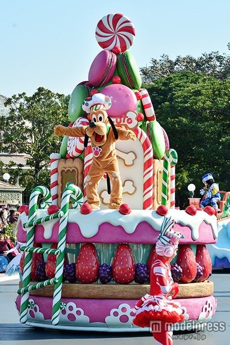 「ディズニー・サンタヴィレッジ・パレード」マカロンで作ったプルートの家のフロート