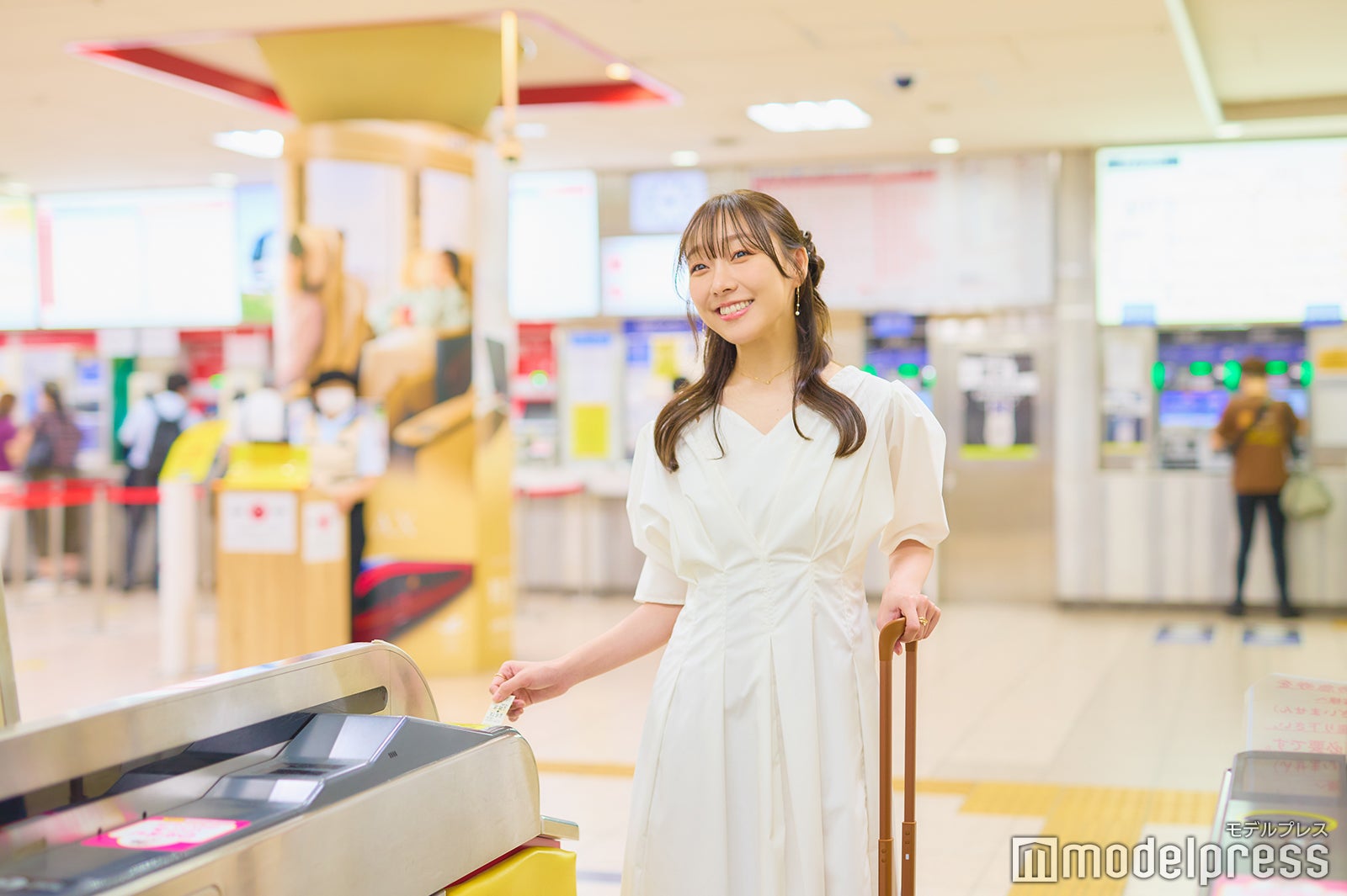 改札を通ってホームへ向かう須田亜香里（C）モデルプレス