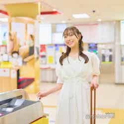 改札を通ってホームへ向かう須田亜香里(C)モデルプレス