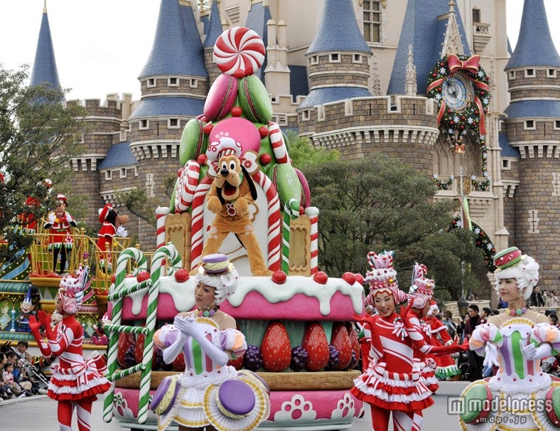 東京ディズニーランド「ディズニー・サンタヴィレッジ・パレード」（C）Disney