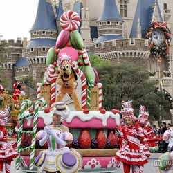 東京ディズニーランド「ディズニー・サンタヴィレッジ・パレード」(C)Disney