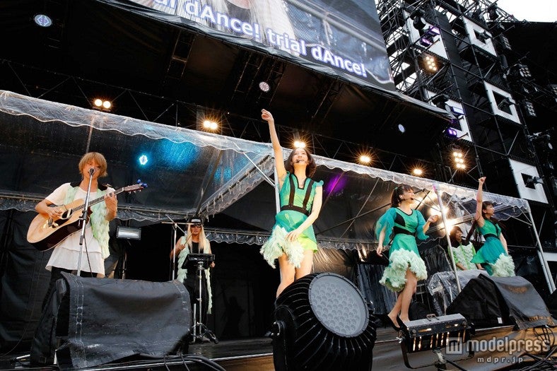 BBQコラボ（4）THANKS（左から：辻村有記、新藤晴一、のっち、あ～ちゃん、杉本雄治、かしゆか）