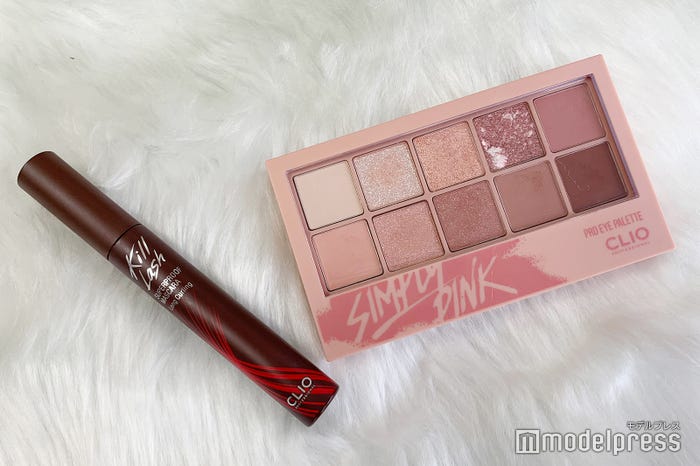 村瀬紗英のアイメイクアイテム/(左)【CLIO(クリオ)】「キルラッシュスーパープルーフマスカラ01 チョコブラウン」、(右)【CLIO(クリオ)】「PRO EYE PALETTE 01 SIMPLY PINK」(C)モデルプレス