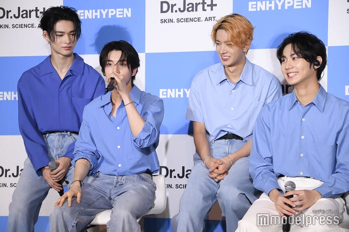 JAKE(ジェイク)の締めコメントを見守るENHYPENメンバー(C)モデルプレス
