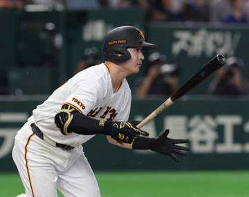 巨人の一体感が見えた勝ち越しシーン 4番・大城卓三が自己犠牲の進塁打→坂本勇人は四球後にベンチに吠えて仲間を鼓舞 泉口のV打にナイン大興奮